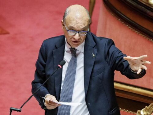 Valditara minacciato a Bari: cosa urlano al ministro