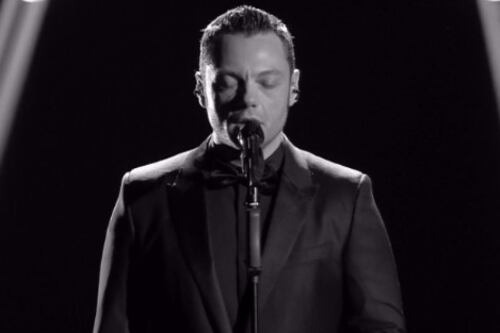 Festival di Sanremo, l'omaggio a Tenco è da brividi. E Tiziano Ferro si commuove