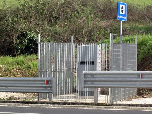 Codice della strada, multe fino a 2600 euro per cellulare alla guida: tutte le novità