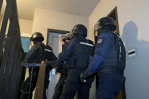 Frascati, uomo si barrica in casa armato per vedere i figli. Arrestato