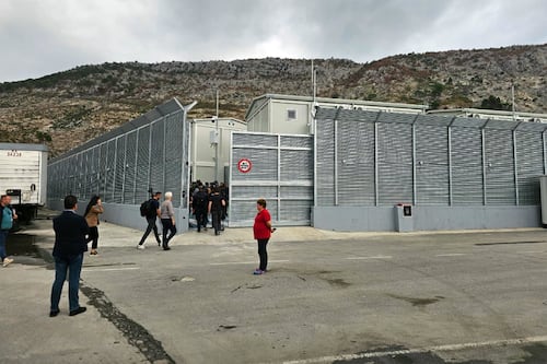 Migranti, l'Ue apre al modello Albania: "Hub di ritorno" in Paesi terzi. Solo le toghe remano contro