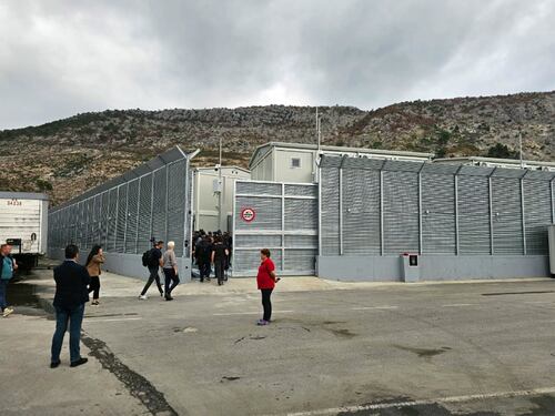Migranti, l'Ue apre al modello Albania: "Hub di ritorno" in Paesi terzi. Solo le toghe remano contro