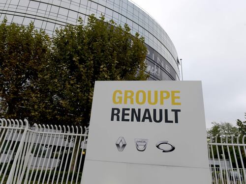 Renault caccia il ceo Bolloré. Parigi: "Ora nuova fase con Nissan"