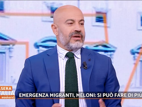 Migranti, moneta e soldati: Paragone inchioda la Francia colonialista in Africa