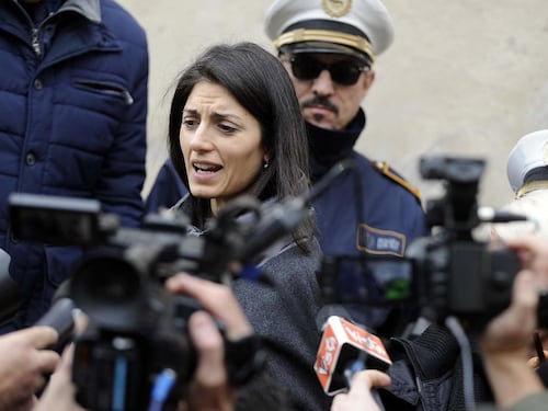 Due polizze inguaiano la Raggi. Romeo la difende: "Nessuna relazione"