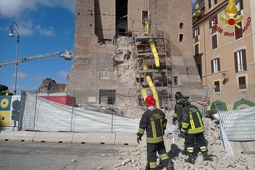 Roma, crolla la Torre dei Conti ai Fori Imperiali: le immagini