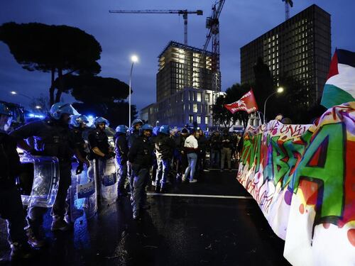 Roma, corteo pro Pal fila all'Eur. Ferito un cameraman con una bottiglia