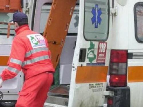 Tenta la fuga da casa, quindicenne precipita dal balcone