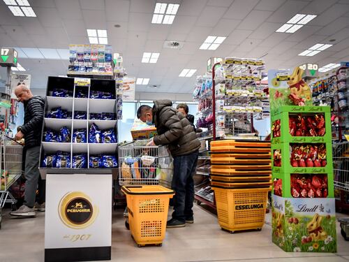 L’aumento dai tassi dei mutui svuota i conti delle famiglie: il dato choc