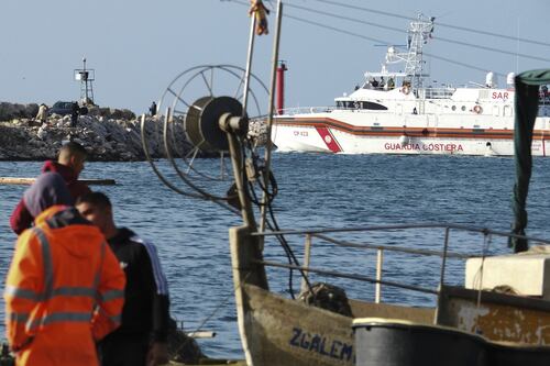Migranti, chi ci guadagna: il business dei compagni che non vogliono i rimpatri