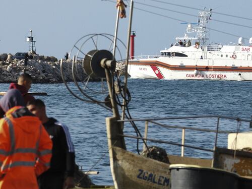 Migranti, chi ci guadagna: il business dei compagni che non vogliono i rimpatri