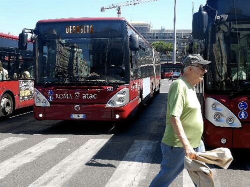 Roma, scrutatori all'Atac. La corsa al seggio diventa un caso