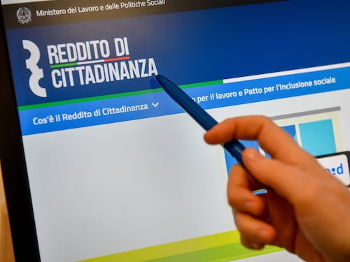 Reddito, domani al via le domande. Le Poste: "Non venite tutti insieme"
