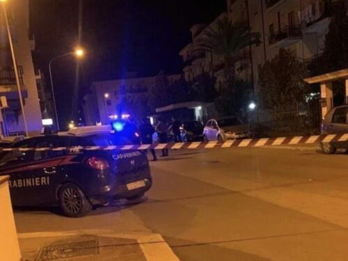 "Lascio la porta aperta". Agente uccide moglie e figlie. Poi si spara