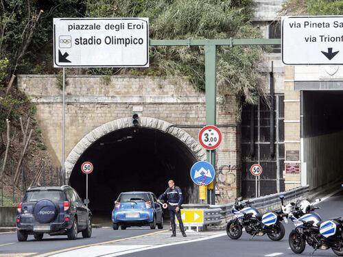Roma, autobus in fiamme nella galleria Giovanni XXIII: automobilista intossicato