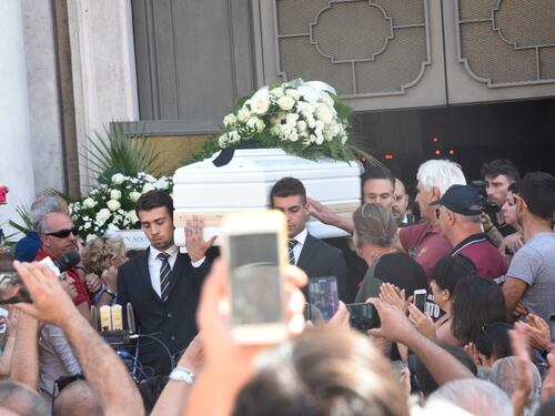 "Addio guerriera". In centinaia ai funerali di Nadia Toffa