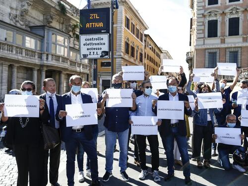 Roma, commercianti in rivolta per la Ztl: così chiudiamo tutti. E scrivono alla Raggi