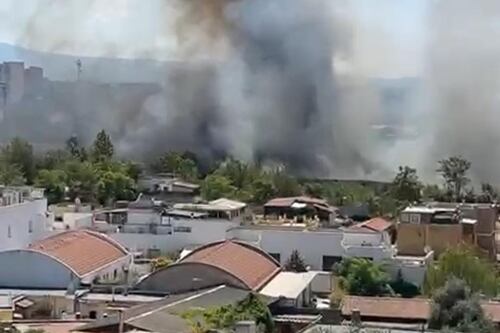 Prenestina, maxi incendio vicino al Lidl: fiamme a paura, coinvolte anche auto