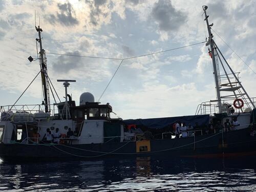 Eleonore forza il divieto di ingresso. I migranti sbarcano a Pozzallo