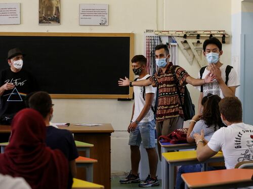 Basta con le mascherine obbligatorie a scuola. L’iniziativa della Lega con il caldo estivo