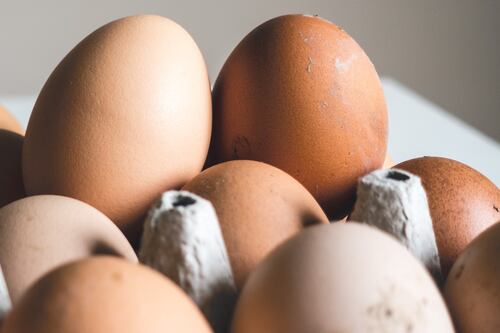 Uova alla salmonella e spezie con allergeni, scattano i richiami dai negozi: occhio ai marchi