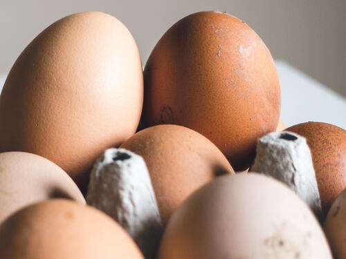 Uova alla salmonella e spezie con allergeni, scattano i richiami dai negozi: occhio ai marchi