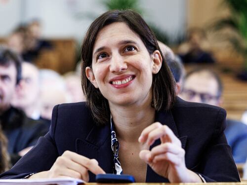 Pd, pure Repubblica fa il pelo ad Elly Schlein: “Deve tutto alle primarie e ora…”