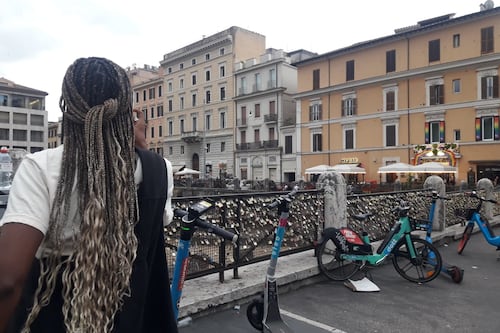 Addio Ponte Milvio, i lucchetti dell'amore traslocano al Colosseo