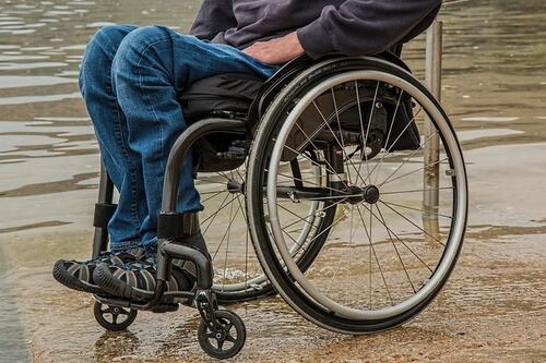 Pirata della strada investe disabile in carrozzina, lo ferisce e fugge