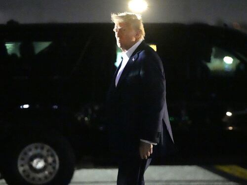 Trump, sanzioni-lampo alla Colombia: lo stop agli aerei dei migranti fa scattare i dazi