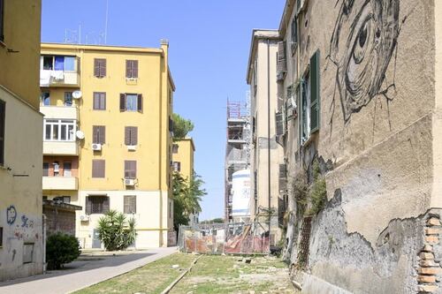 Roma, aggressione ai poliziotti durante un controllo anti-droga. Quarticciolo fuori controllo
