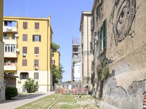 Roma, aggressione ai poliziotti durante un controllo anti-droga. Quarticciolo fuori controllo