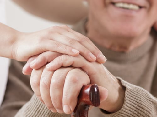 Manovra, bonus ai nipoti che curano i nonni