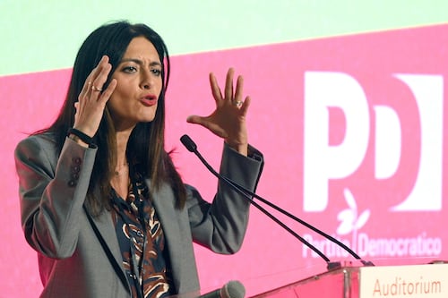 Picierno aderisce a Renew e ufficializza il nuovo asse con Macron: il partito di Gozi e il piano per indebolire il Pd di Elly