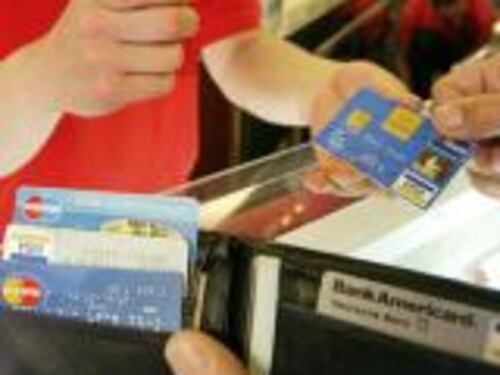 Italiani "pazzi" per carte e bancomat