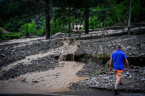 Va a funghi con un amico e viene travolto dal torrente