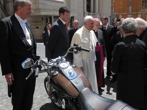 L'Harley Davidson del Papa all'asta per i poveri
