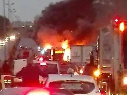 Bus in fiamme sulla Pontina, l'autista scappa dal finestrino