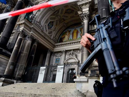 Spari nella cattedrale, panico a Berlino