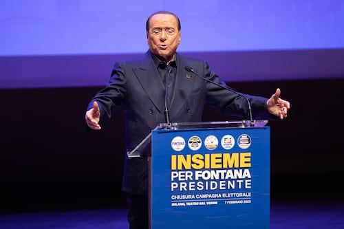 “Berlusconi non tornerà in politica”. Gasparri azzanna l’ematologo: più riposo, meno interviste