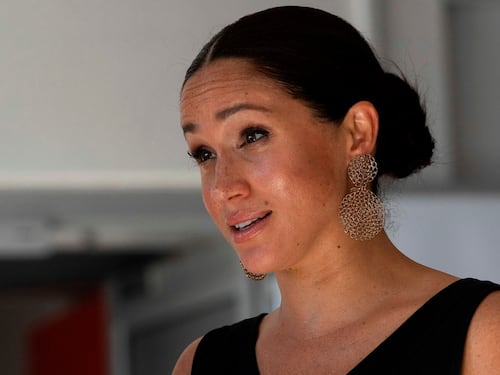 Esplode Harry: guerra alle spie di Meghan con la Regina alleata
