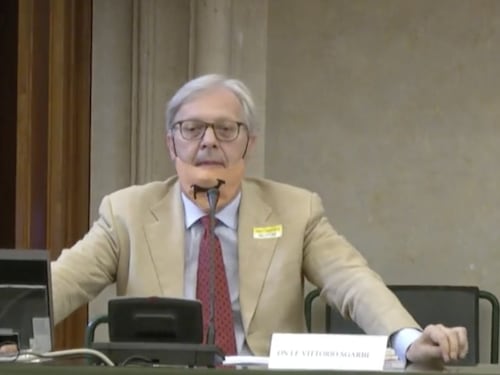 Da Bocelli a Sgarbi l'altra verità sul Covid. L'emergenza è democratica