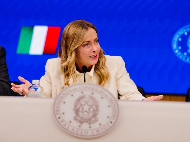 Sondaggi, Meloni vola e la sinistra resta impantanata. Frena l’effetto Vannacci