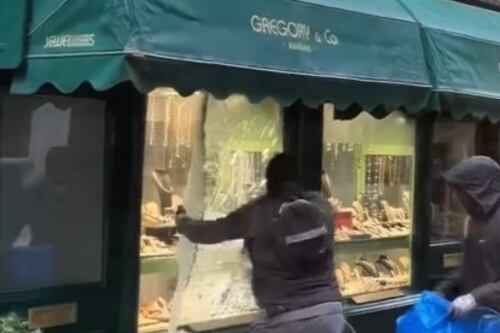 Londra, spaccano le vetrine e rubano i gioielli. La rapina in pieno giorno
