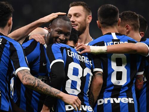 L'Inter asfalta il Genoa e acciuffa la Juve in vetta