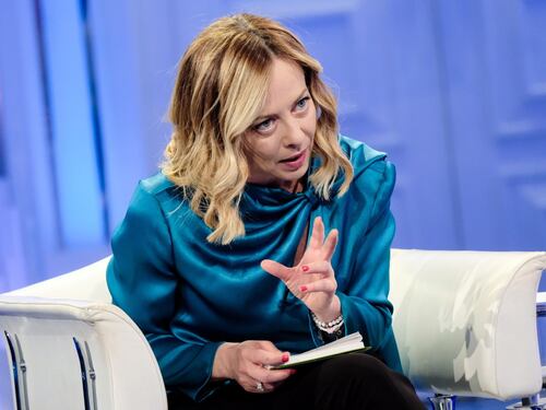 Meloni da Vespa: "Stiamo scalando la classifica", il dato che fa impazzire la sinistra