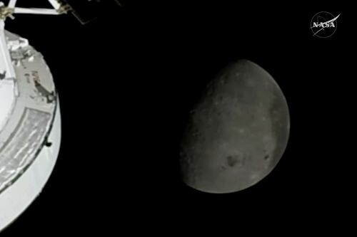 Artemis II sorvola il lato oscuro della Luna: la diretta video della Nasa