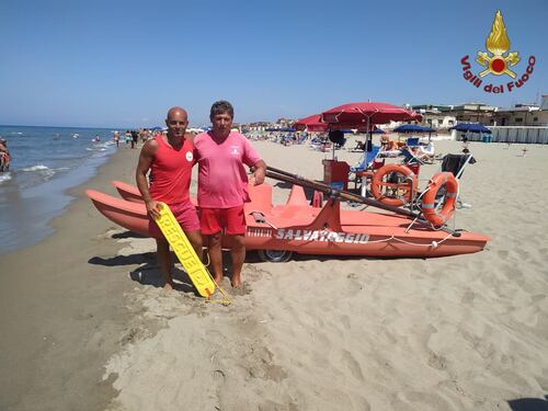 Torvaianica, due fratelli rischiano di annegare. Salvati in extremis