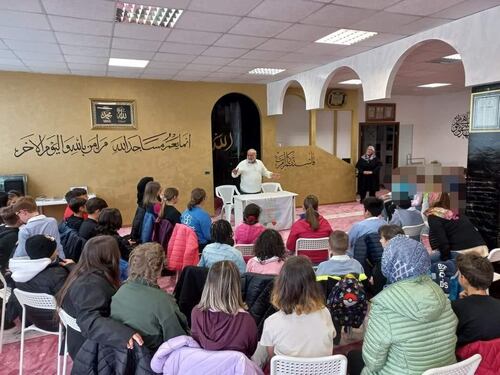Ancona, esplode il caso per la gita scolastica alla moschea. “Islamizzazione dei bambini”