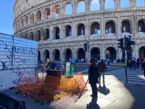 Quel tronco di pino abbandonato davanti al Colosseo #lafotodeilettori